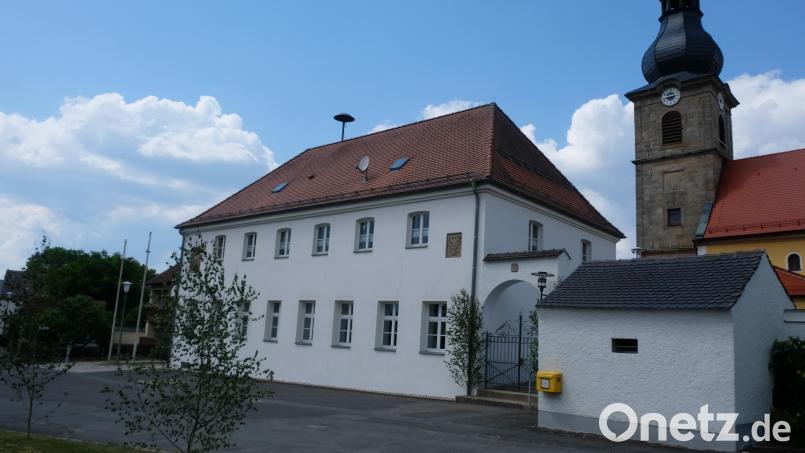 Finanziert von der Marktgemeinde und mit Geldern aus dem staatlichen Dorferneuerungsprogramm beginnt die Teilnehmergemeinschaft mit der Neugestaltung des Kirchplatzes in Neuzirkendorf. Der Vereinbarung zur Kostenaufteilung stimmte nun auch der Kirchenthumbacher Marktgemeinderat zu Bild: do