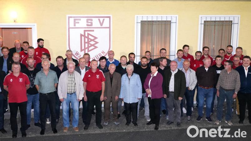 Der FSV Waldthurn ehrt zum 70-jährigen Jubiläum langjährigen Mitglieder. Mit dabei: Gründungsmitglied Gerhard Pankotsch (vorne, Sechster von links). An der Spitze des Vereins steht seit neun Jahren Peter Sollfrank (vorne, Zweiter von links). Bild: fvo