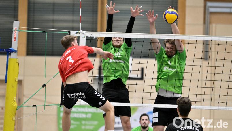 Michael Renner (links hinten) und Severin Groha (rechts hinten) vom VC Amberg versuchen einen Angriff der Gäste aus Jena am Netz abzuwehren. Bild: Hubert Ziegler