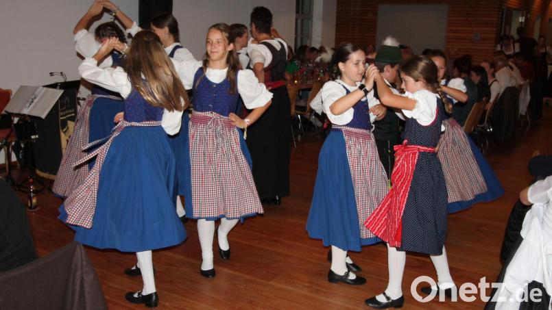In der Nordoberpfalz sind die &quot;Haidnaabtaler&quot;-Volkstanzgruppen aus Trabitz längst mehr als ein Geheimtipp. Beim Oktoberfest in der heimatlichen &quot;Alten Säge&quot; boten sie mit zwölf Tänzen ein Premium-Programm. Bild: bjp