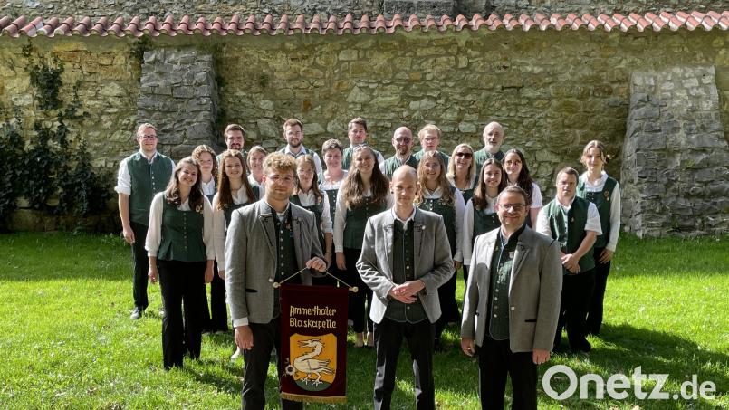 Die Ammerthaler Blaskapelle hat einen neuen Dirigenten (vorn, von links): der musikalische Leiter Laurenz Fischer, Dirigent Philipp Senft und Vorsitzender Daniel Haller, im Hintergrund die Musiker. Bild: mof