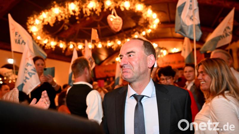 Hubert Aiwanger, Freie-Wähler-Spitzenkandidat und stellvertretender Ministerpräsident von Bayern, trifft bei der Wahlparty ein. In Bayern fand am Sonntag die Wahl zum 19. Bayerischen Landtag statt. Bild: Sven Hoppe