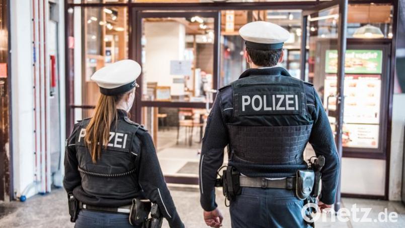 Polizisten mussten am Samstag am Regensburger Hauptbahnhof einen Betrunkenen wegführen, der einen Rettungswagen und damit den Transport eines Verletzten blockierte. Symbolbild: Bundespolizei