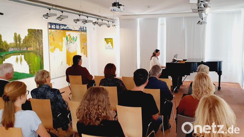 Pianistin Yuliia Khobta begrüßt die Gäste mit Klaviermusik. Bild: Stadt Tirschenreuth/exb