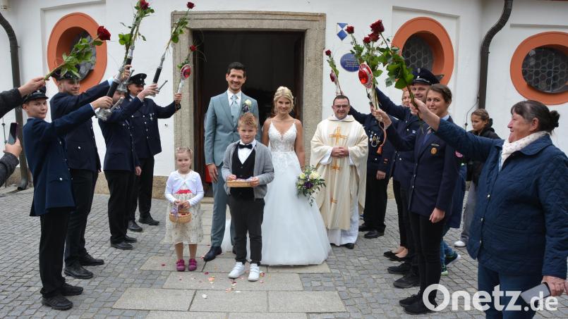 Kirchlich geheiratet haben am Samstag in der Kappl Sandra und Florian Schön. Beim Verlassen der Dreifaltigkeitskirche wurde das Brautpaar von einem Ehrenspalier erwartet. Bild: jr