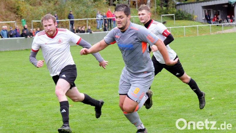 Julian Schindler (graues Trikot) erzielte beide Tore beim 2:1-Sieg des TSV Waldershof gegen die SpVgg Wiesau (links Michael Bauernfeind, rechts Nico Wolf). Bild: heh