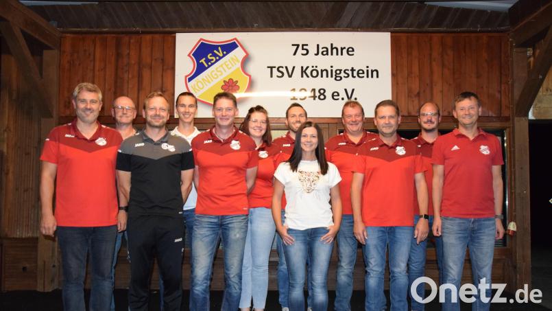 Funktionen beim TSV Königstein übernehmen (von links) Christian Koch, , Kurt Pirner, Christian Pirner, Maximilian Hiltel, Oliver Strobel, Larissa Luber, Christoph Frieser, Andrea Mackenstein, Bernhard Pirner, Marco Ringer, Gerd Pirner und Martin Lederer. Bild: wku