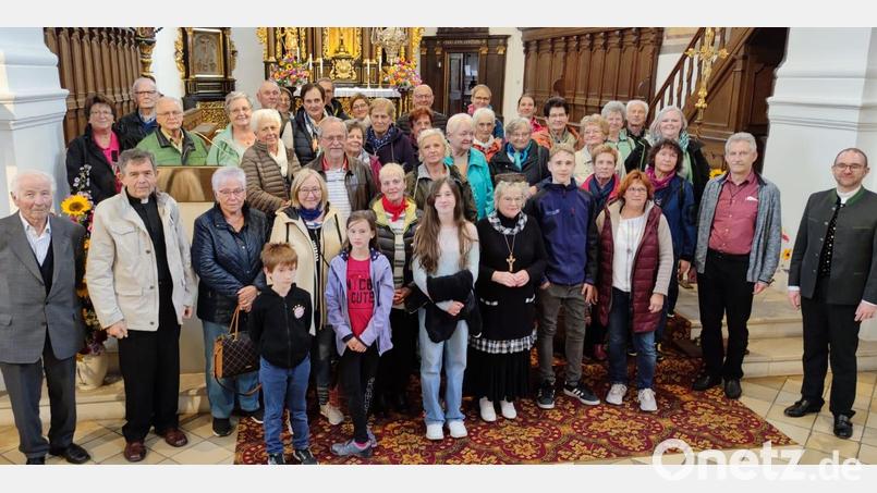 Die Pilgergruppe aus den Pfarreien Floß und Flossenbürg, dazu mehrere Gäste, besucht Heimatpriester Wolfgang Gebert (rechts) in seiner Pfarrgemeinde Wemding. Bild: le