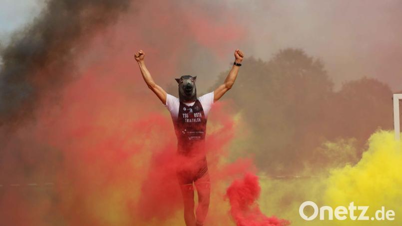 Beim Zieleinlauf zog sich der neue Deutsche Meister im Crossduathlon, Sebastian Neef, eine Wildschwein-Maske über. Bild: prf