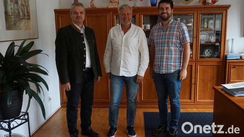 Der Leiter des Standesamts im Vohenstraußer Rathaus, Harald Bernhardt (Mitte), feierte 40-jähriges Dienstjubiläum. Dazu gratulierten Bürgermeister Andreas Wutzlhofer (links) und Geschäftsleiter Thomas Herrmann (rechts). Bild: dob
