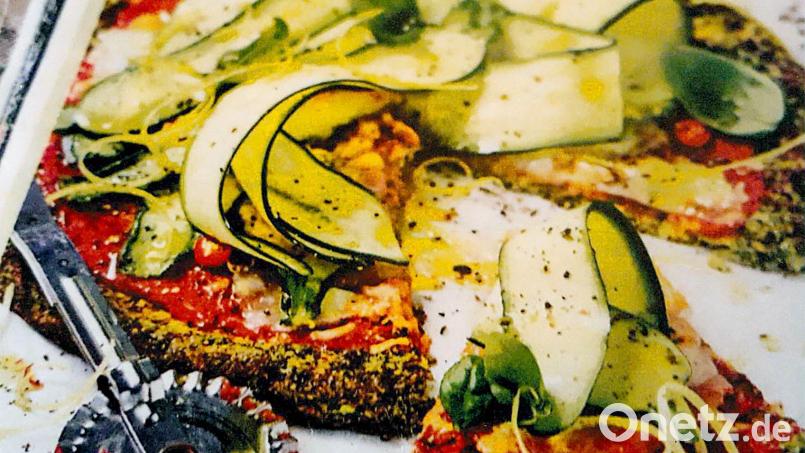 Mit Zucchini, Basilikum und Zitronenzesten wird die Brokkolipizza vor dem Servieren garniert. Bild: Heidi Brenner