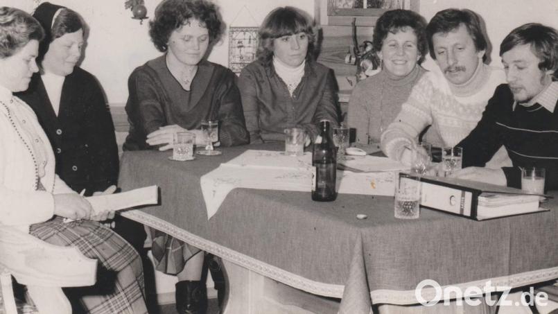 Die aufwändigste Sozialaktion in der Geschichte Frauen-Union Hirschau war der Polen-Hilfstransport im Winter 1982, als Waren im Wert von rund 400.000 Mark gesammelt wurden (von links): Mathilde Lang, Schwester Regine Fechner (St.-Wolfgang-Kindergarten), Heidi Flierl, Brigitte Prätori (Antonius-Kindergarten), Elisabeth Götz, Werner Schulz (CSU-Ortsverband) und Alois Karl. Archivbild: u