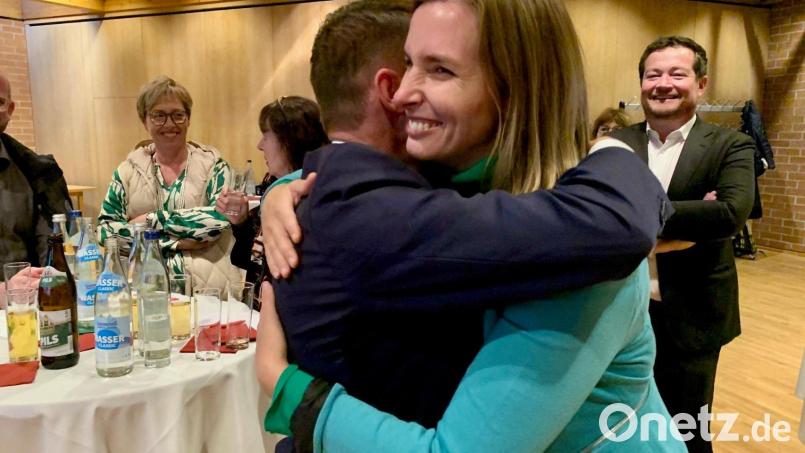 Weiden stellt eine neue Landtagsabgeordnete: Oberbürgermeister Jens Meyer herzt Laura Weber am Sonntagabend im Neuen Rathaus. Bild: Gabi Schönberger