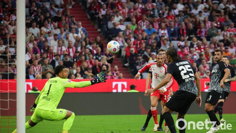Leroy Sane (Mitte) hatte Freiburgs Abwehr genarrt und zirkelte den Ball in den Winkel. Der Bayern-Zauberer stand aber vorher im Abseits. Bild: Christian Charisius/dpa