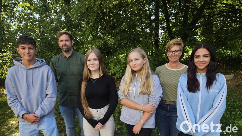 Nach der Wahl der Landkreis- und Stadtschülersprecher in Vilseck (von links): Noah Graf (Mittelschule Hahnbach), Verbindungslehrer auf Schulamtsebene Philipp Mitterer, Loe Niabel Fürsattel (Mittelschule Vilseck), Fanni Gleixner (Montessorischule Amberg), Verbindungslehrerin auf Schulamtsebene Jutta Gebhardt und Narmin Badr (Dreifaltigkeits-Mittelschule Amberg). Bild: khg