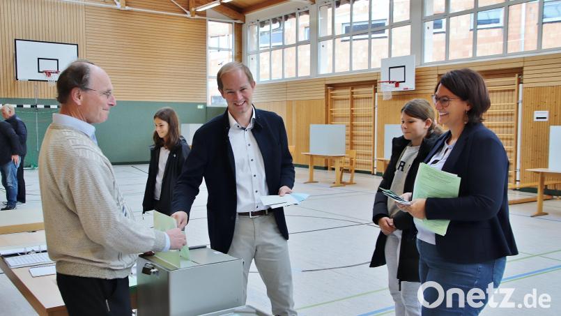 Konrad Kiener, hier mit Gattin Judith und den beiden Kindern, fand sich gegen 11 Uhr zur Stimmabgabe ein,. Als erstes warf er den Stimmzettel zur Wahl des ersten Bürgermeisters in die Urne, die in der Mehrzweckhalle stand. Bild: Thomas Dobler