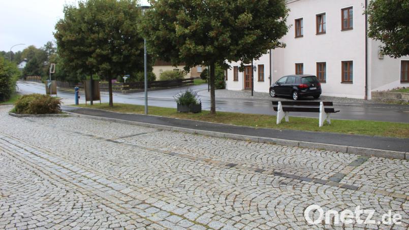 Demnächst wird es am Ebnather Marktplatz zwei öffentliche Ladesäulen für Elektroautos geben. Diese beiden Längsparkplätze werden dafür hergenommen. Bild: soj