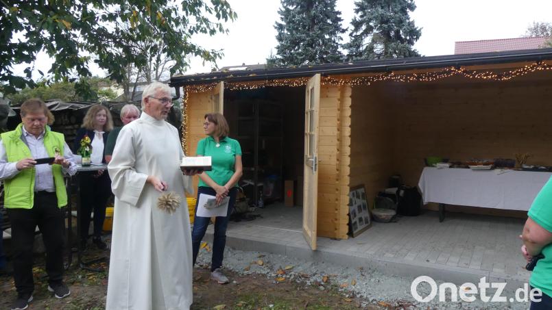 In vielen hundert Stunden ehrenamtlicher Arbeit schuf der OGV einen Ort der Ruhe und Gemeinschaft. Vor Segnung durch Pastoralreferent Alfred Kick lobten Petra Engelmann (rechts) und Josef Höllerl (links) die aktive Gartlergemeinschaft. Bild: rn