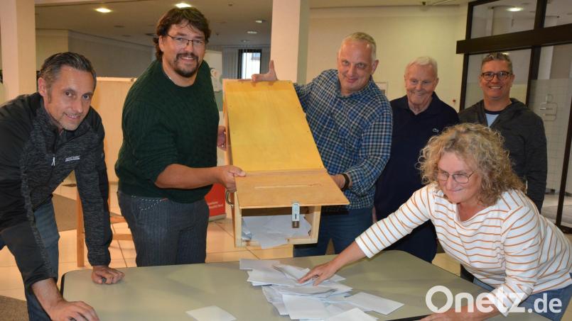 Um 18 Uhr schlägt die Stunde der Wahrheit in den Wahllokalen. Hier leeren im Abstimmungsraum in der Sparkasse Tirschenreuth (von links) Martin Malzer, Michael Arbter, Peter Hamm, Wahlvorstand Gerd Meier, Markus Frötschl und Gerlinde Müller eine Urne. Bild: jr