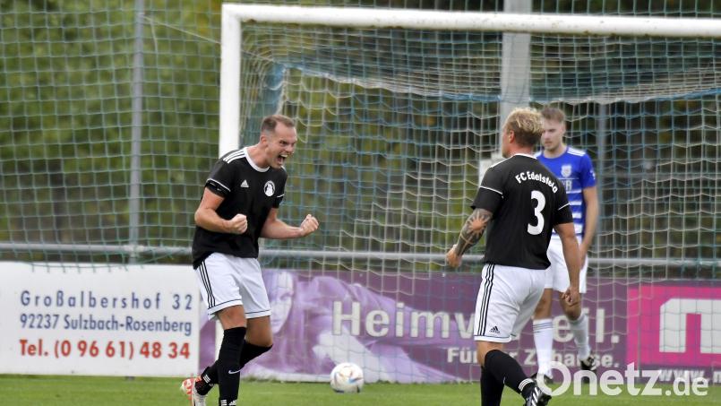 Jan Wolf (links) vom FC Edelsfeld steuerte alle Treffer zum deutlichen Auswährtssieg beim Tu Rosenberg bei. Hier jubelt er mit seinem Mannschaftskameraden Philipp Biesler (rechts). Bild: Hubert Ziegler