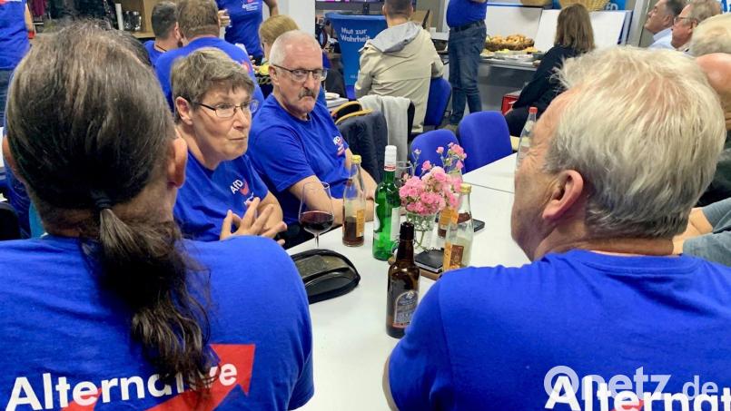 AfD-Anhänger warten am Wahlabend auf die Hochrechnungen im Parteibüro in der Weidener Christian-Seltmann-Straße. Die Rechtspopulisten legten in der Stadt und im Umland bei der Landtagswahl 2023 mächtig zu. Bild: Gabi Schönberger