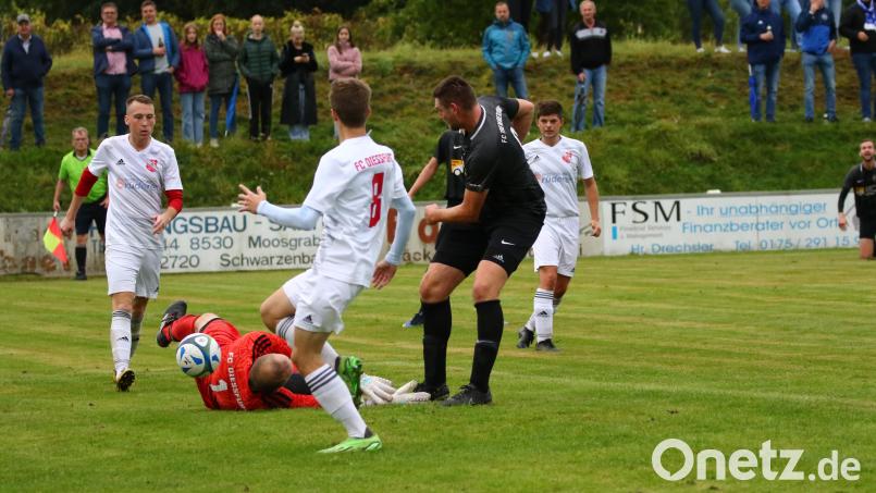 Der FC Dießfurt unterlag dem FC Tremmersdorf mit 1:4. Hier wirft sich der Dießfurter Torwart Sebastian Käs dem zweifachen Torschützen Patrick Dittner (schwarzes Trikot) entgegen. Bild: Dieter Jäschke