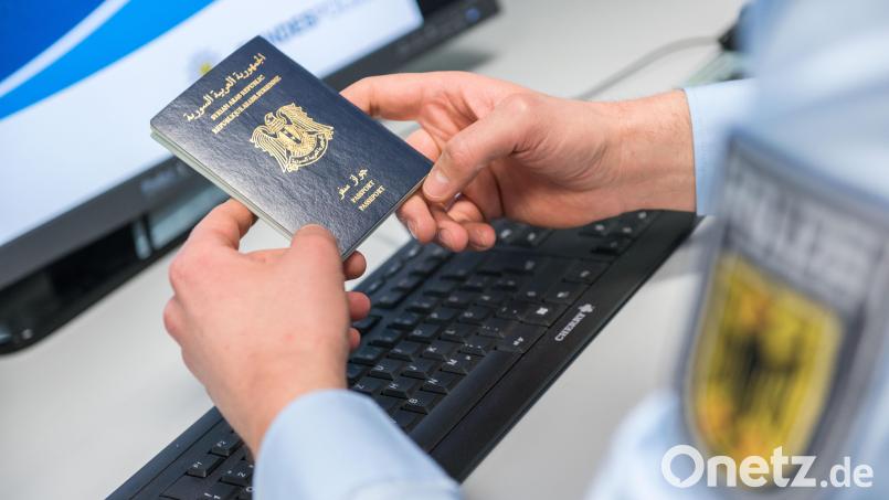 Zwei Männer mit falschen Ausweisdokumenten gehen der Bundespolizei Waidhaus am Montagmorgen ins Netz. Bild: Bundespolizei