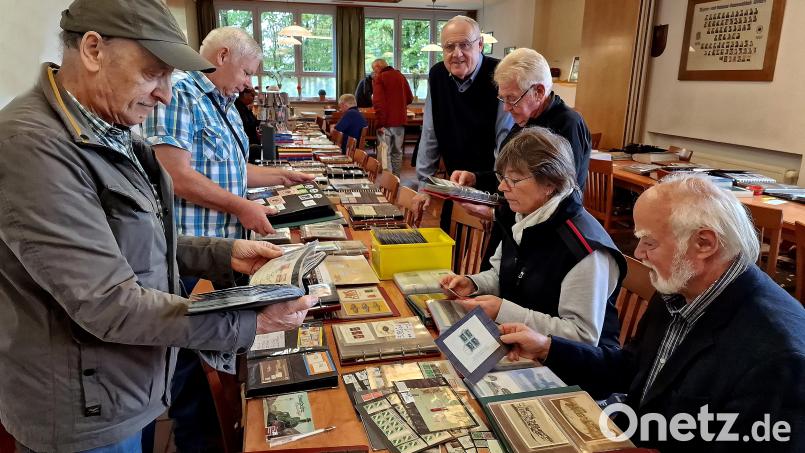 Zum Großtauschtag der Briefmarkenfreunde kommen viele Besucher. Auch Vorsitzender Lothar Höher (hinten) schaut gerne in die Alben der Aussteller. Bild: R. Kreuzer