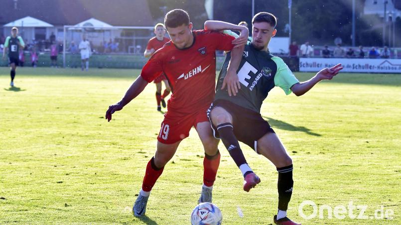 Die Rot-Sperre des Ammerthalers Leon Ruqiki (rechts, Szene aus dem Spiel gegen den ASV Neumarkt) wurde von drei Partien auf ein Spiel reduziert. Daher steht er der DJK in Donaustauf wieder zur Verfügung. Archivbild: Hubert Ziegler