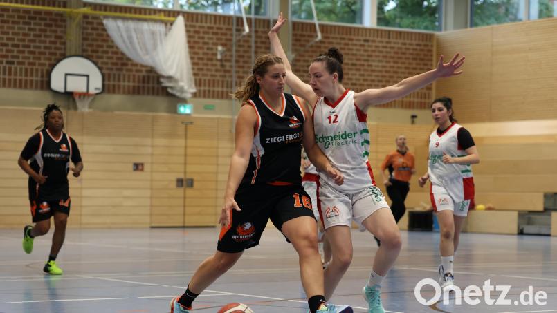Auch 26 Punkte von DJK-Centerin Monika Fohringer (am Ball) reichen nicht zum Derbysieg gegen erfahrenere Regensburgerinnen. Bild: Dieter Jäschke