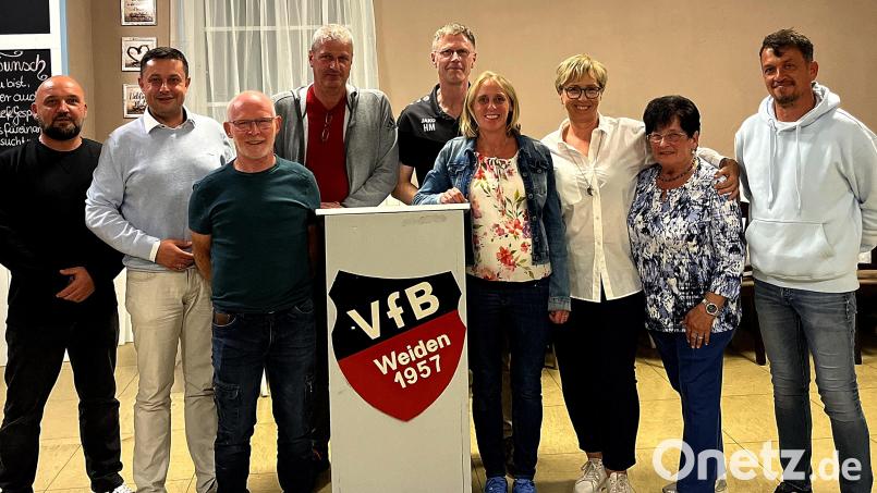 Die Vorstandschaft des VfB Weiden hat wegen Corona länger im Amt gearbeitet, wird nun im Januar neu gewählt und auch Ehrungen abgehalten. Stephan Gollwitzer (2. V. links) und rechts 2. Vorsitzender Christian Würdinger. Bild: R. Kreuzer
