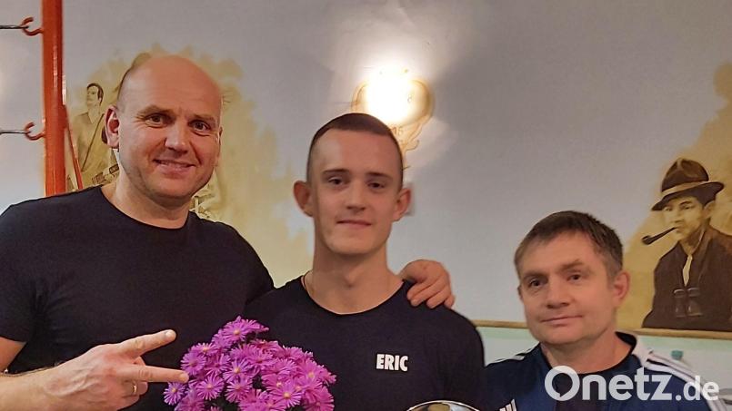 Trainer Ruslan Schönfeld (von links) ist stolz auf seinen Schützling Eric Propp (Mitte, mit dem Pokal des besten Technikers). Mit im Bild ist Betreuer Eduard Hermann. Bild: mzi