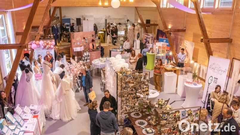 Viele verlobte Paare holten sich bei der Hochzeitsmesse im Mühlenhof in Mähring Inspiration für ihre Hochzeitsfeier. Alle möglichen Dienstleister rund um das Fest präsentierten sich bei der Messe, die so zum ersten Mal stattfand. Bild: Susanne Forster