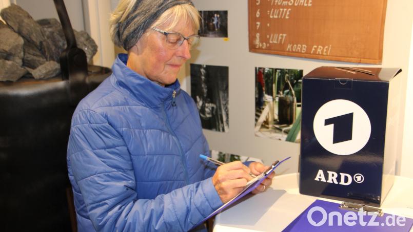 Erna Weis beim Ausfüllen des Umfragebogens von Infratest Dimap. Bild: kro