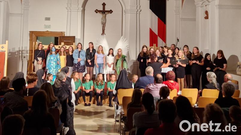 Das Musical &quot;Drei Gänge zur Versöhnung&quot; wird am Donnerstag in der Aula des Klosters Waldsassen gezeigt. Die erste Vorstellung bildete den Auftakt des Schöpfungstags der Diözese Regensburg Ende September. Bild: Mädchenrealschule Waldsassen/exb