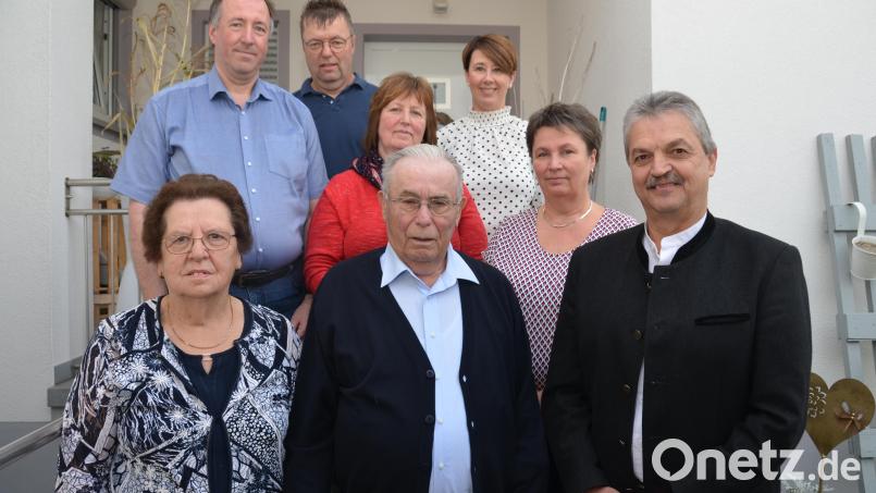 Nach Wochen der Kümmernis um den Vater und Opa atmet die ganze Familie auf. Josef Bäumler (vorne, Mitte) feierte am Dienstag 85. Geburtstag. Pfarrvikar Ronald Liesaus (links) und Bürgermeister Andreas Wutzlhofer (rechts) waren unter den Gratulanten. Bild: dob
