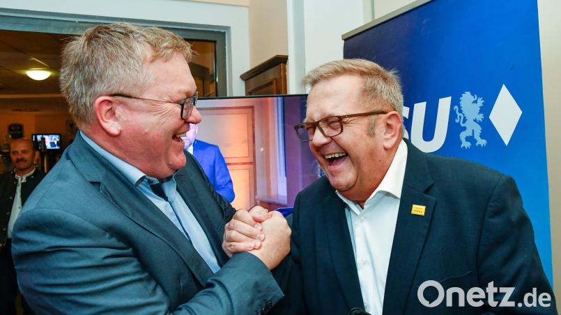 Martin Preuß (rechts) bleibt Bezirksrat. Er wurde mit 31.082 Erststimmen im Stimmkreis Amberg-Sulzbach direkt gewählt. Da freut sich auch Oberbürgermeister Michael Cerny (links). Bild: Petra Hartl