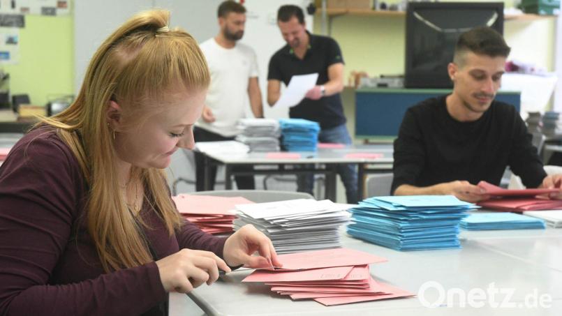 Am Sonntag bereiten sich Wahlhelfer in der Realschule auf die Auszählung der Briefwahl vor. 51 Prozent der Weidener Wahlberechtigten haben sich zuletzt für diese Art der Stimmabgabe entschieden. Bild: Gabi Schönberger