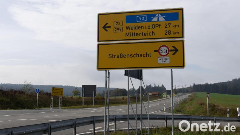 Die Polizeiinspektion Kemnath und die Bundespolizeiinspektion Waidhaus griffen am Montagabend auf der B22 bei Erbendorf insgesamt 19 Migranten auf. Bild: rw