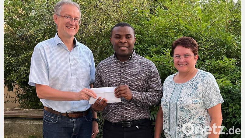 PGR-Sprecher Franz Grabinger (links) und Kirchenpflegerin Renate Pusch (rechts) übergaben die Spende an Pfarrvikar Emmanuel Okoro (Mitte). Bild: Isolde Killermann/exb