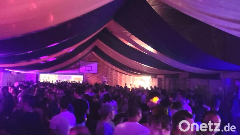 Zum vierten Mal stieg die legendäre Party „La Fête – Revival“ bei der SpVgg in der Turnhalle in Moosbach. Bild: gi