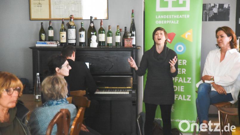 Claudia Lohmann (von rechts) und Mica Bara deuten bereits bei der Matinee im Vohenstraußer Friedrich die Strahlkraft der beiden Diven an. Bild: Tobias Schwarzmeier