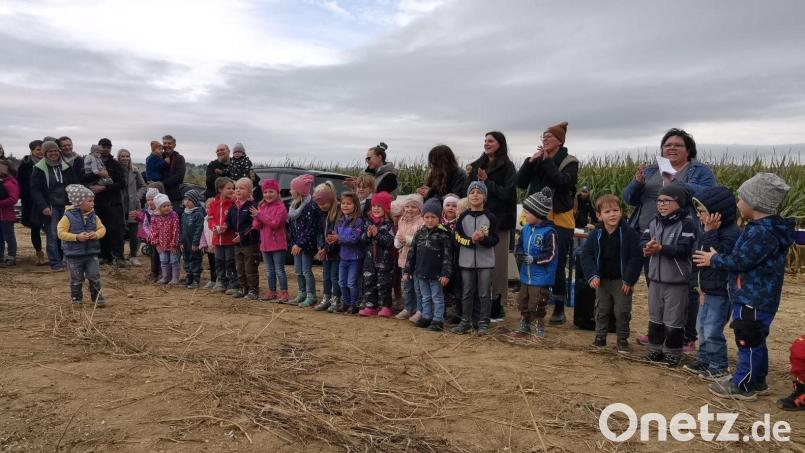 Gespannt erfahren die Kinder mit ihren Eltern mehr über die Kartoffelernte. Bild: le