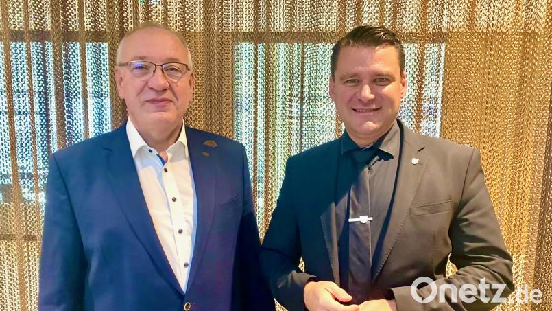 Bezirkstagspräsident Franz Löffler (links) und Thomas Ebeling: Ebeling ist der neue Fraktionsvorsitzendende der CSU im Bezirkstag. Bild: Dr. Hans Reichhart/exb