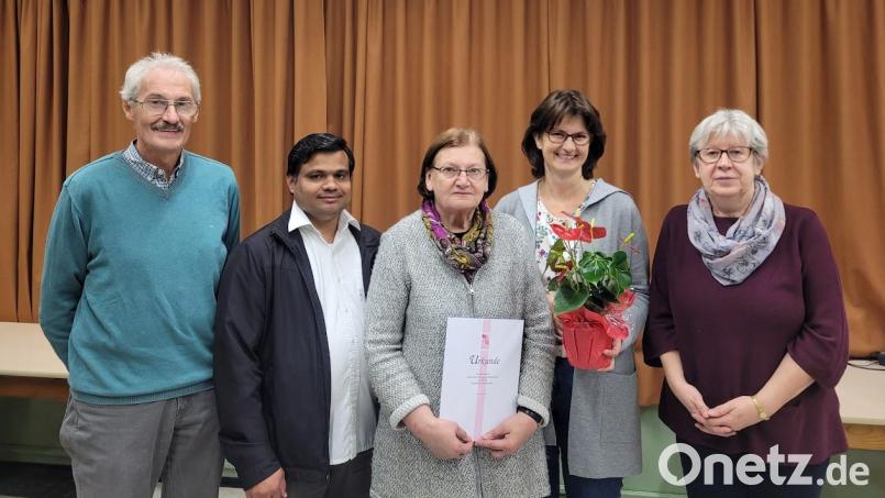 Ehrungen bei der KAB: Im Bild von links Willi Greger, Präses Pater Martin Mundackal, Margot Sattler, Bettina Stock und Karin Ernstberger. Bild: Michaela Staufer/exb
