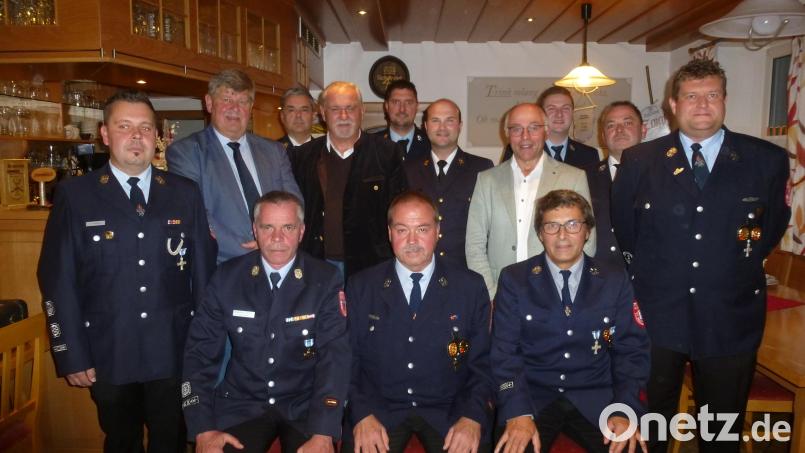 Sie opfern seit 25 und 40 Jahren ihre Freizeit für die Feuerwehr: Alexander Kummer, Herbert Kastner, Uwe Hiltl (sitzend, von links), Matthias List , Manuel Wolf (stehend links und rechts). Bild: bk