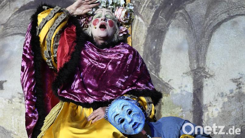 Der Winterkönig zieht um. Von 30. Mai bis 15. Juni 2024 ist das Stück &quot;Der Herbst des Winterkönigs&quot; nicht mehr vor der Mariahilfbergkirche sondern im ehemaligen Landesgartenschaugelände zu sehen. Bild: Petra Hartl