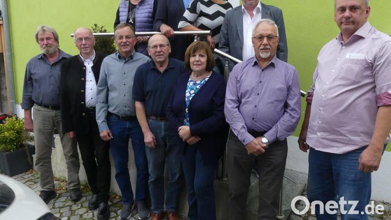 Kulturbeauftragter Michael König, Kreisvorsitzende Carola Brust, Vorsitzender Klaus Lehl und zweiter Bürgermeister Udo Müller (oben von rechts) zeichneten langjährige Mitglieder des VdK-Ortsverbandes mit Urkunden und Ehrennadeln aus. Bild: rn