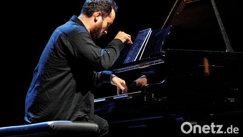 Pianist Igor Levit spielt bei einem Benefizkonzert für Ukraine im Berliner Ensemble. Archivbild: Carsten Koall/dpa