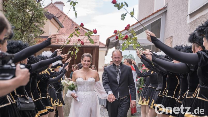 Zahlreiche Vereine standen für Verena und Dominik Kormann Spalier. Hier hielt die Prinzengarde des PFV rote Rosen für ihre Trainerin hoch. Bild: Sebastian Meier